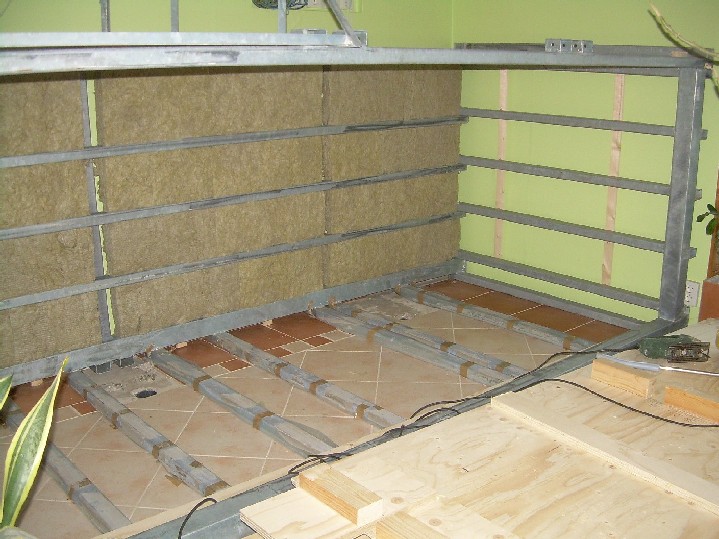 3.Sidor och en del isolering p&amp;#229; plats.JPG